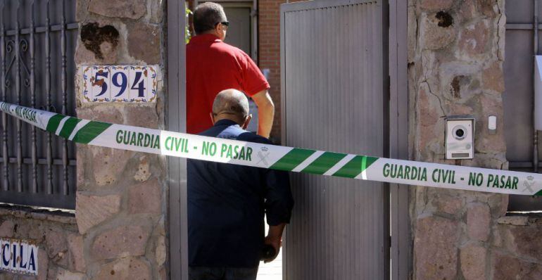 Imágenes del exterior de la casa de Pioz donde aparecieron los cuatro cuerpos sin vida