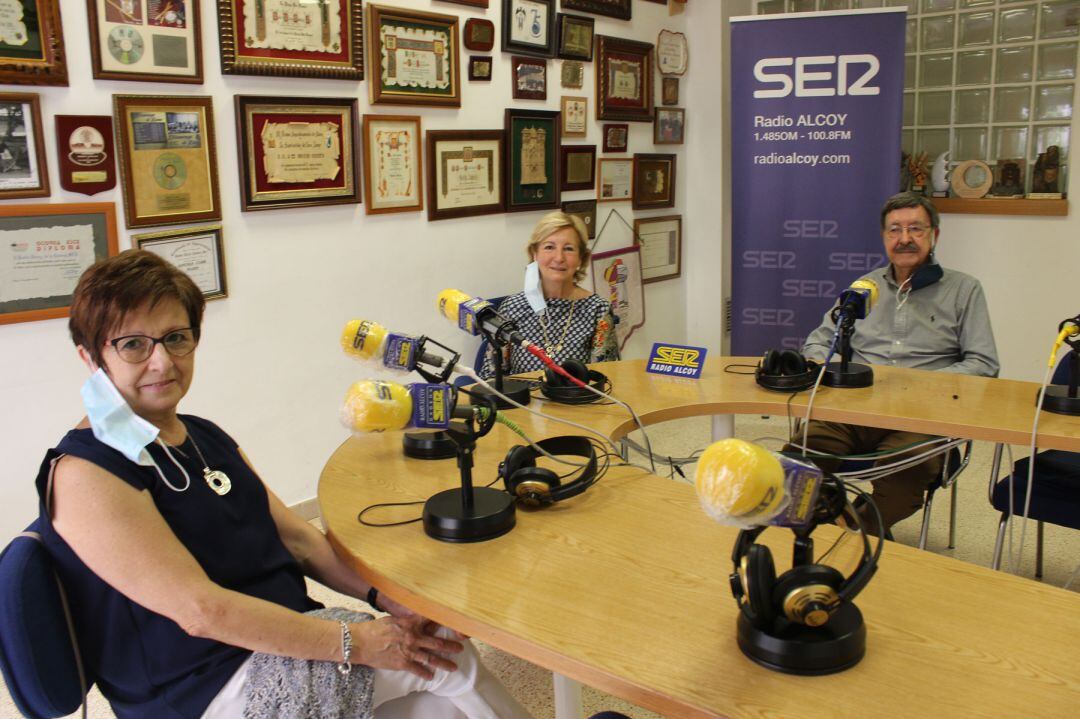 Mila Cardona, Lirios Aracil e Hilario Pascual, en el estudio de Radio Alcoy