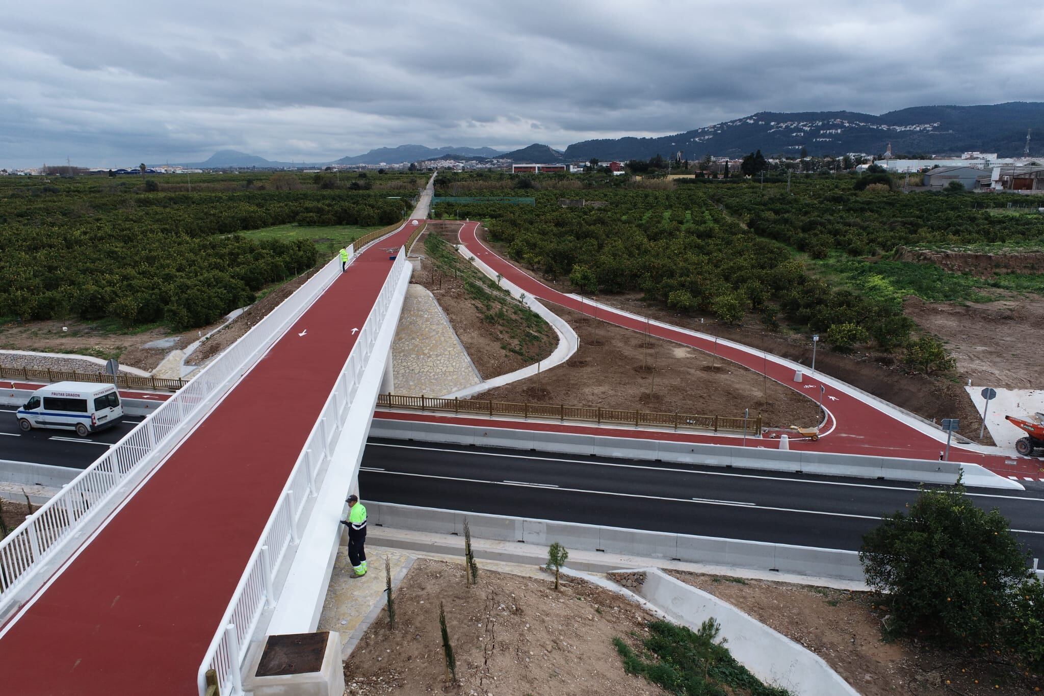 Paso elevado del carril bici en la carretera que une Bellreguard con la playa.