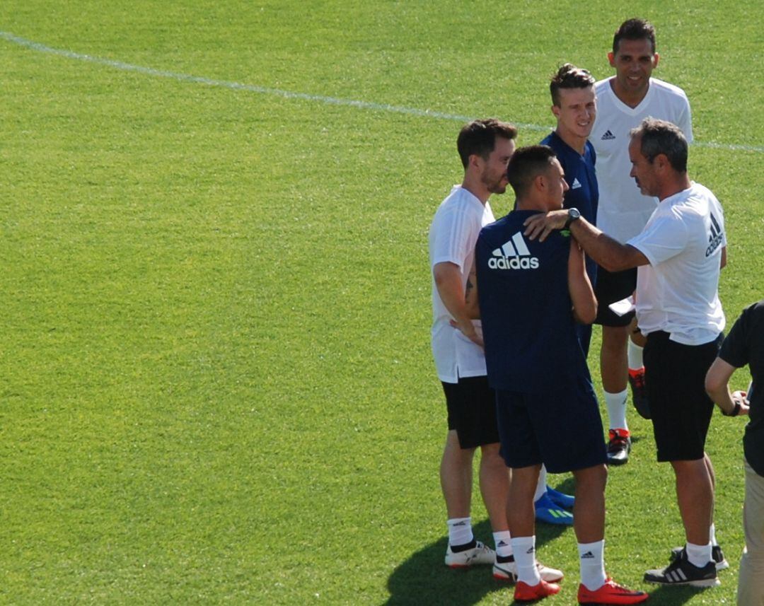 Cervera habla con Álvaro García y Salvi durante un entrenamiento. Foto de archivo.