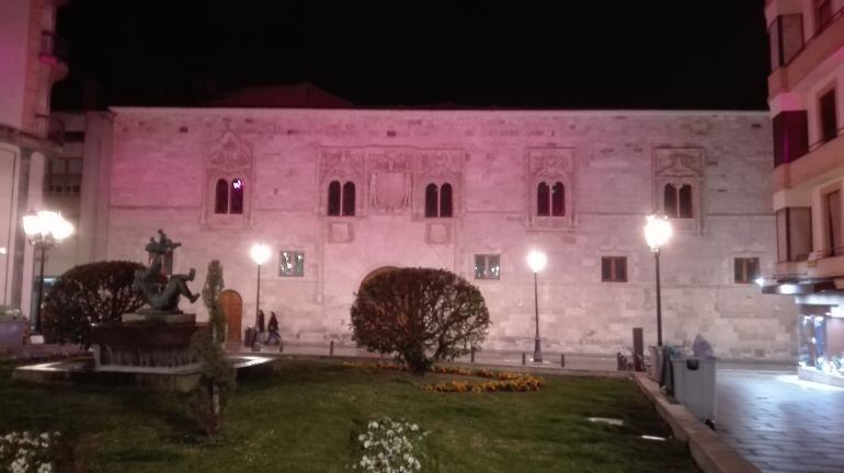 El Palacio de los Momos iluminado con color rojo con motivo del Día Mundial de a Tuberculosis