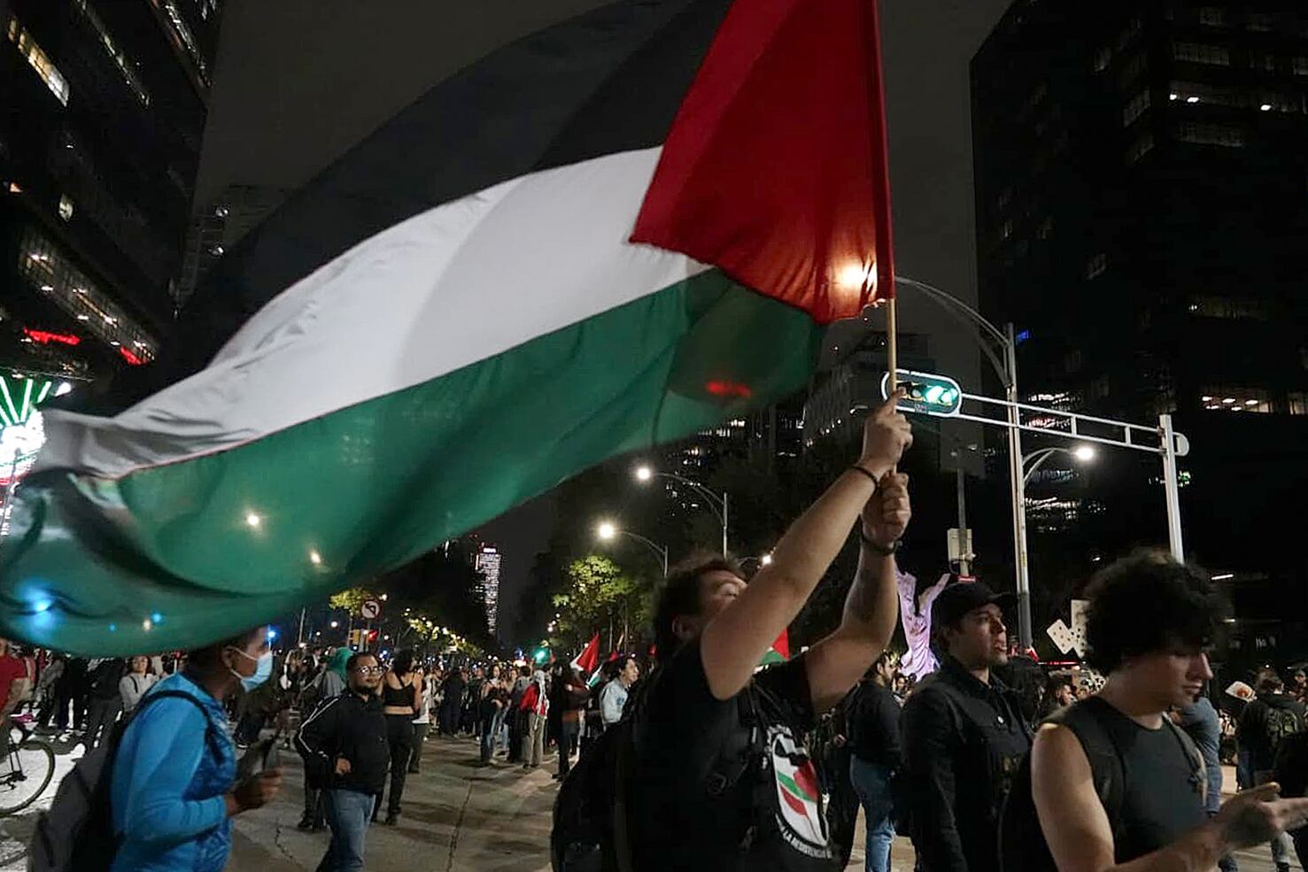 MEX4359. CIUDAD DE MÉXICO (MÉXICO), 01/10/2025.- Personas participan en una manifestación a favor de Palestina este miércoles, en Ciudad de México (México). Manifestantes mexicanos exigen a su Gobierno pronunciarse por la detención de tres connacionales por parte de Israel luego de que autoridades de aquel país interceptaron la Flotilla Global Sumud, que se dirigía a Gaza con ayuda humanitaria. EFE/ Madla Hartz