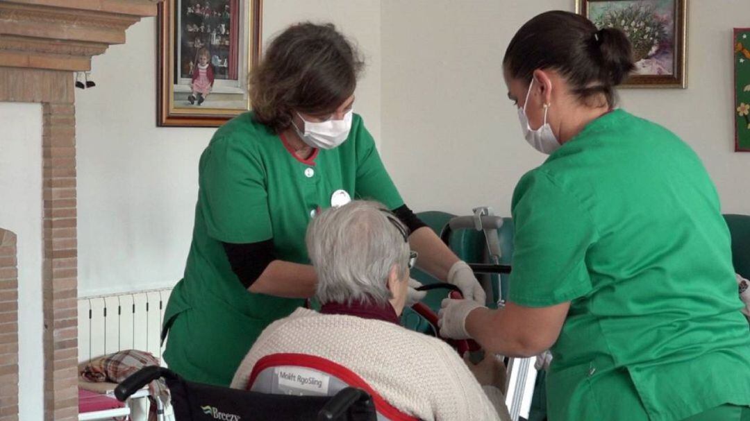 Anciana atendida en una residencia
