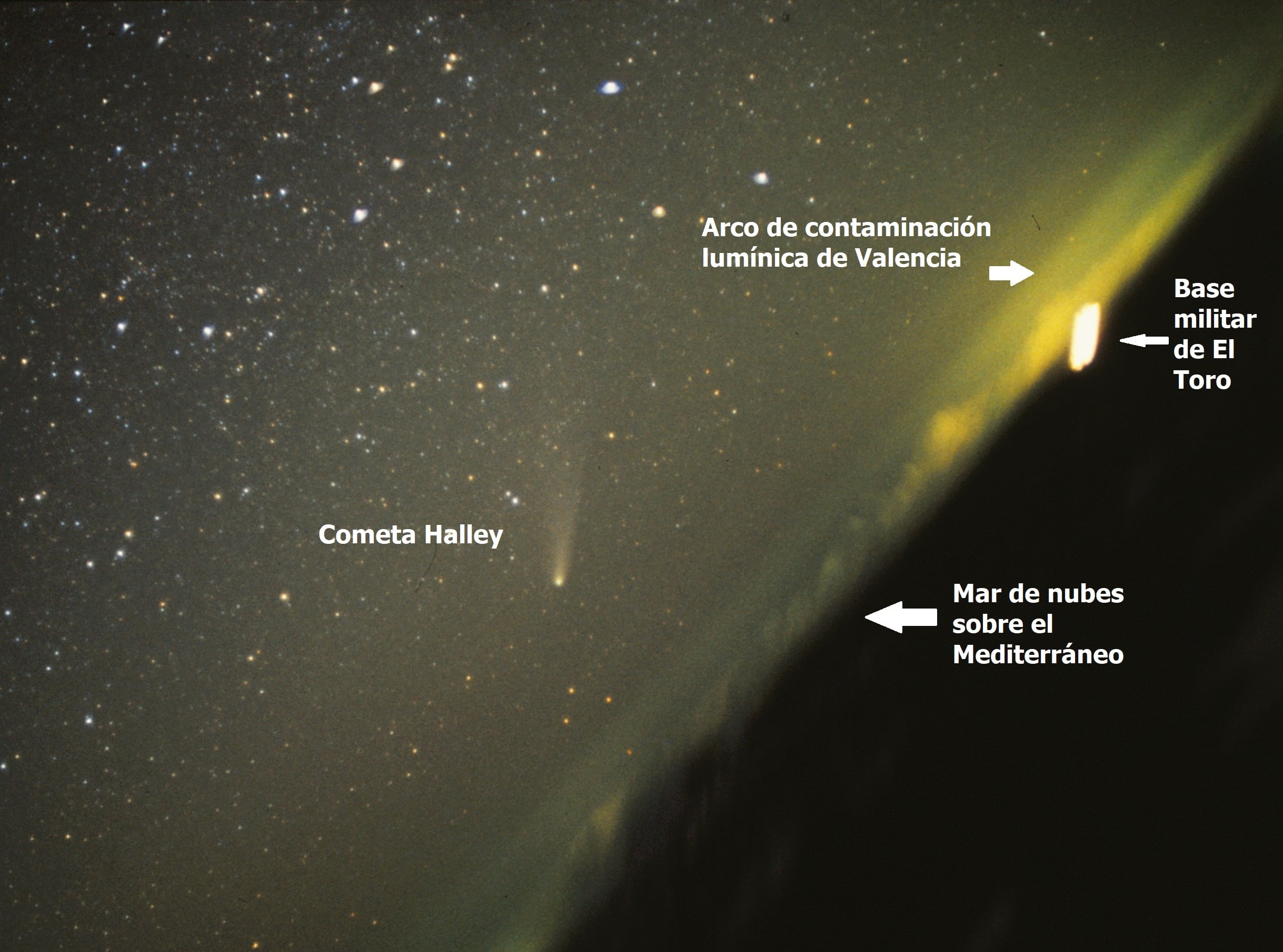 Fotografía del cometa Halley, con leyenda del entorno, tomada por Vicente Aupí el 16 de marzo de 1986