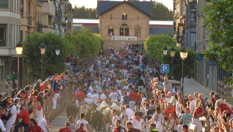La afluencia de corredores y público ha sido masiva en el segundo tramo del encierro