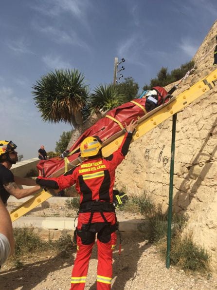 Los bomberos del SPEIS, con el turista, supuesta víctima en el Monte Benacantil.