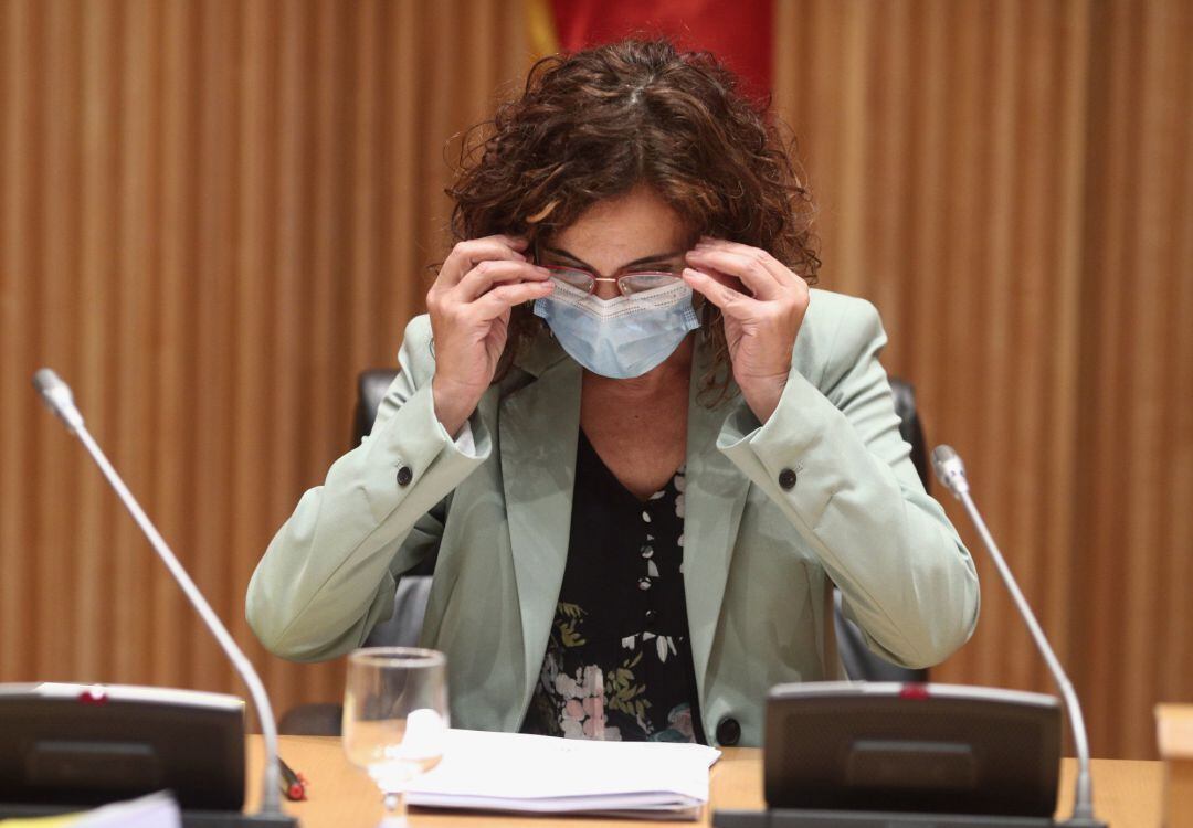 La ministra de Hacienda y Función Pública, María Jesús Montero, ofrece una rueda de prensa tras la entrega del Proyecto de Presupuestos Generales del Estado 2021 a la presidenta del Congreso los Diputados, en Madrid (España), a 28 de octubre de 2020.