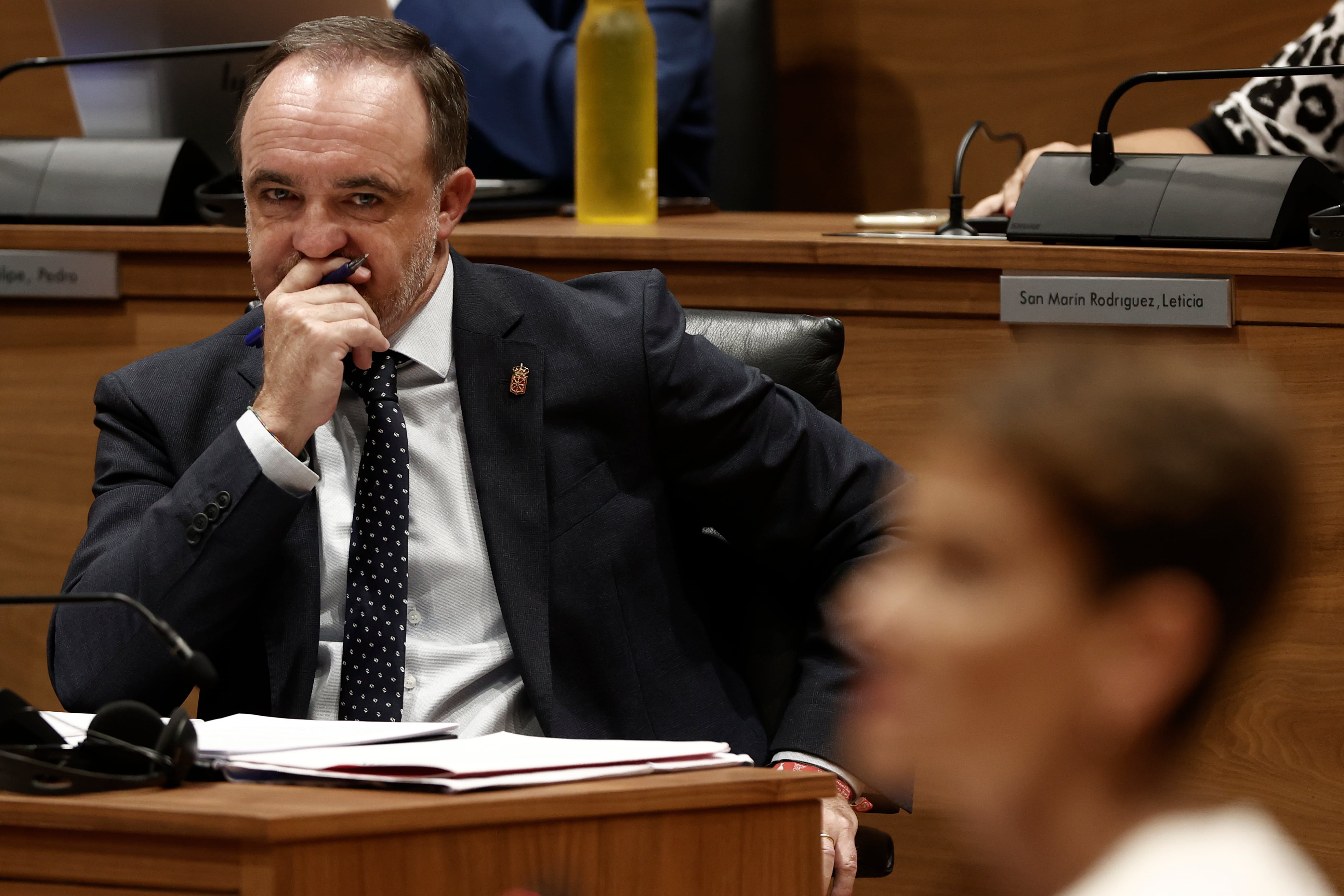 Javier Esparza, líder de UPN,  escucha en un pleno del Parlamento a la presidenta del Gobierno de Navarra, María Chivite