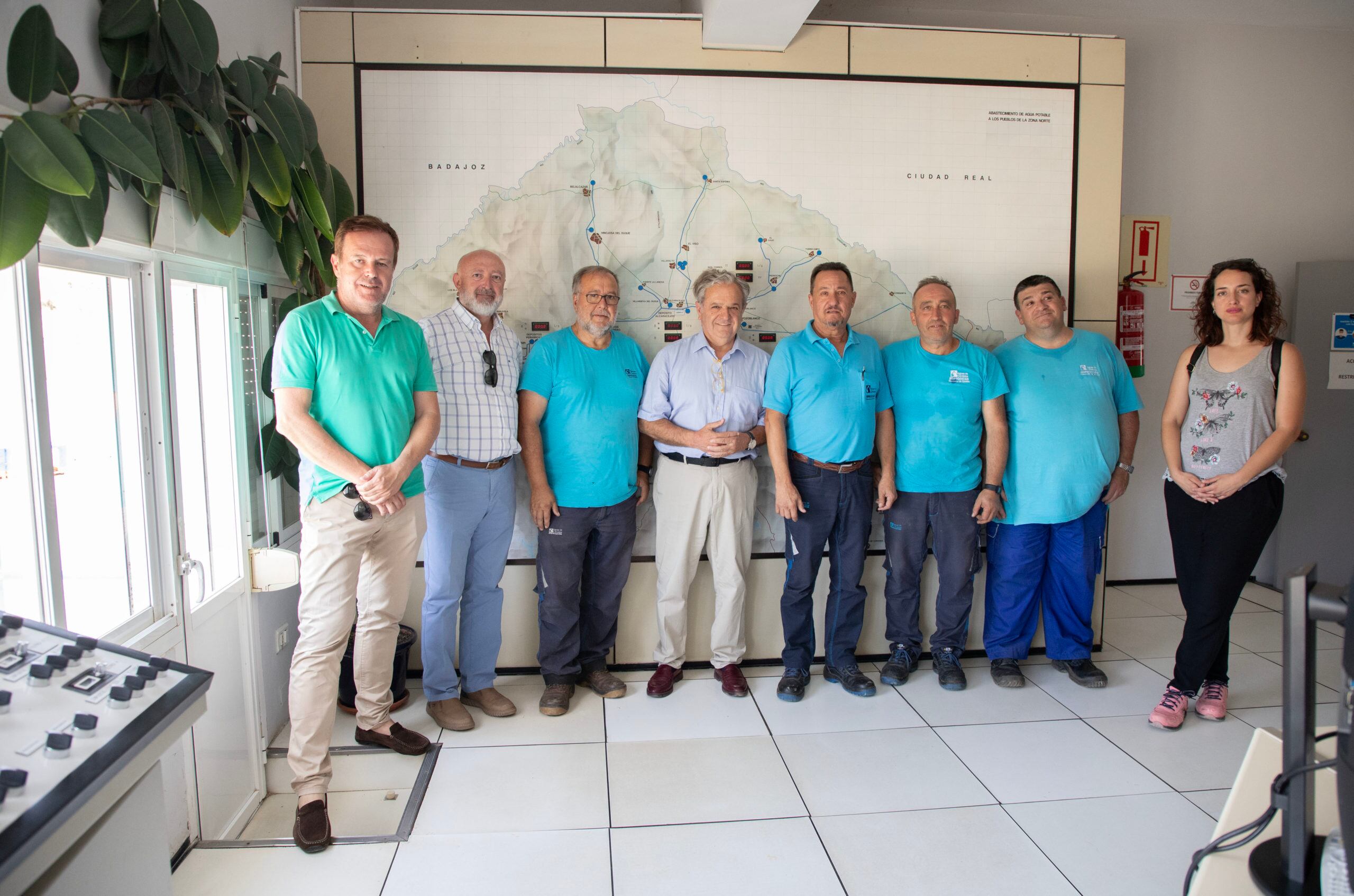 Salvador Fuentes con los trabajadores de Sierra Boyera.