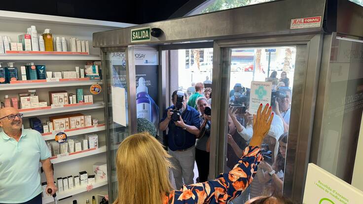 Camarero ha anunciado que "más de 2.400 farmacias repartidas en todo el territorio valenciano tendrá este distintivo"
