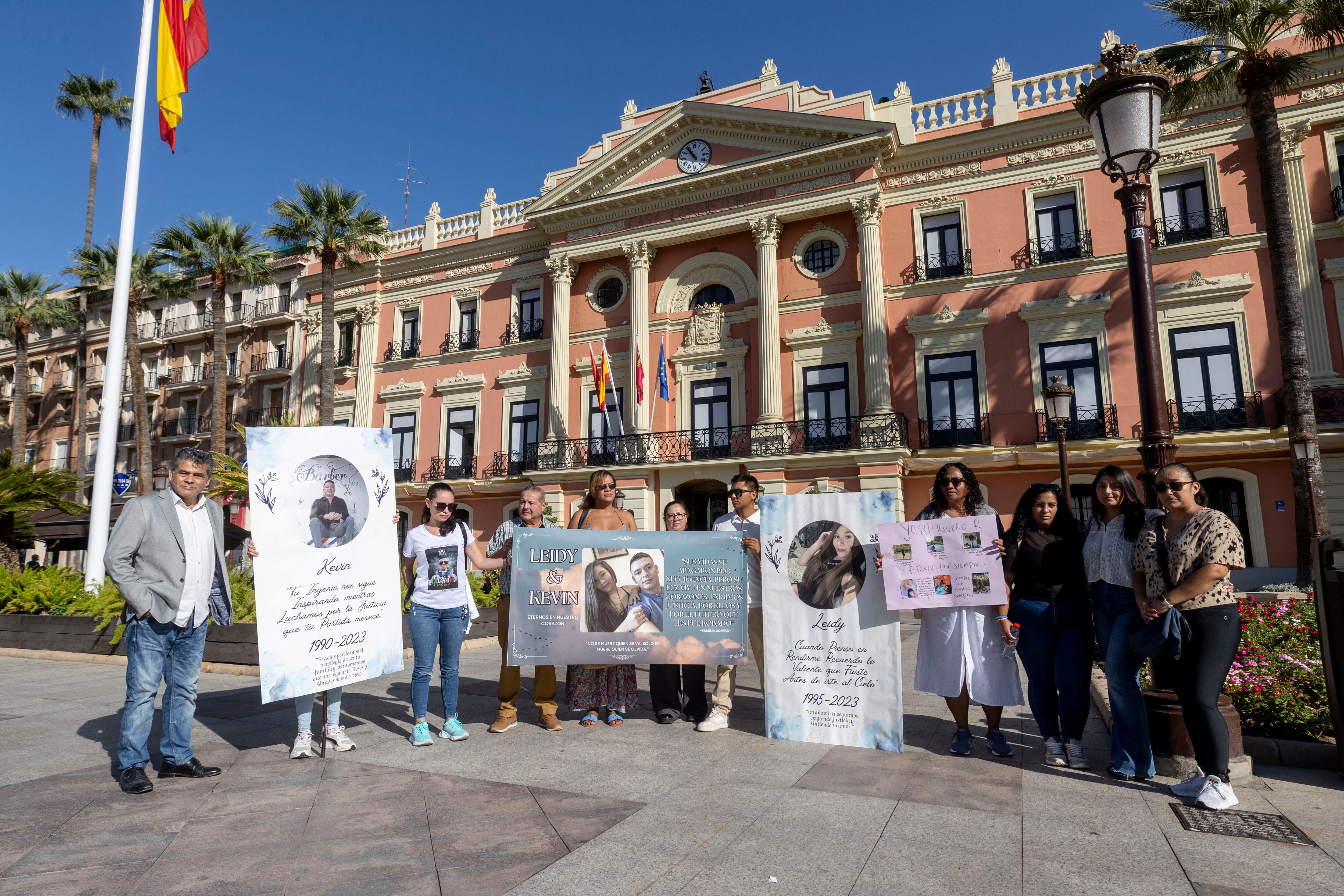 MURCIA, 30/09/2024.- Un veintena de familiares de las víctimas del incendio de las discotecas Teatre y Fonda Milagros de Murcia, se han concentrado esta mañana en la puerta del Ayuntamiento de Murcia con motivo del primer aniversario de la tragedia en la que fallecieron trece personas el 1 de octrubre de 2023. EFE/Marcial Guillén