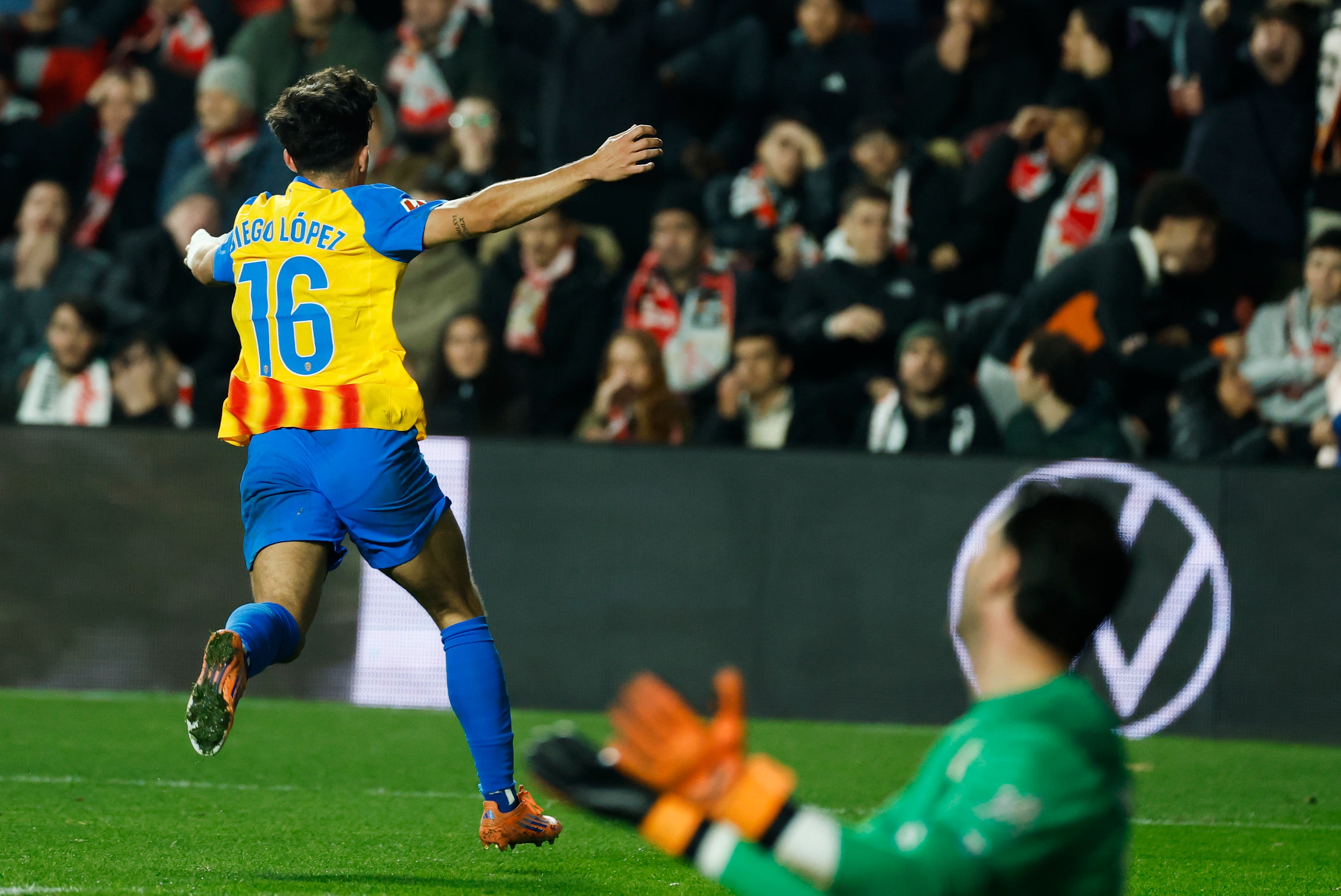 MADRID, 01/12/2025.- El delantero del Valencia, Diego López, celebra el primer gol de su equipo durante el partido de la jornada 14 de LaLiga que Rayo Vallecano y Valencia CF disputan hoy lunes en el estadio de Vallecas. EFE/Juanjo Martín
