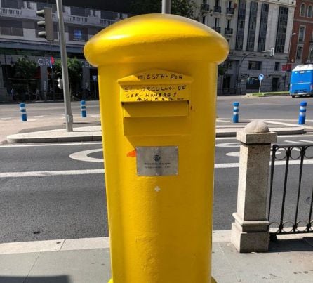 El buzón con la bandera arrancada y con una pintada