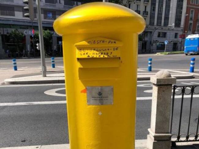 El buzón con la bandera arrancada y con una pintada