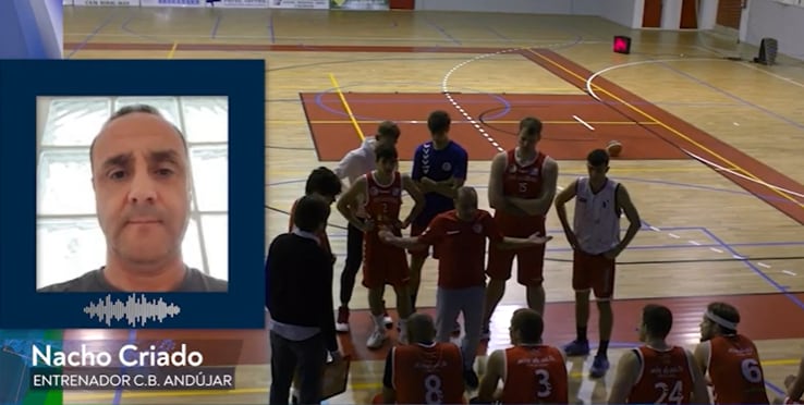 Nacho Criado dirigiendo a sus jugadores en un encuentro del CB Andújar en Liga EBA.