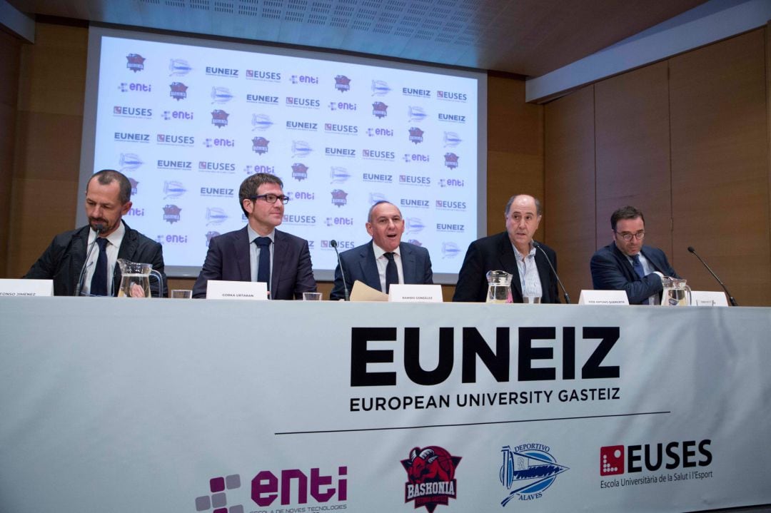 Ramiro González y Gorka Urtaran junto a Josean Querejeta durante la presentación de Euneiz