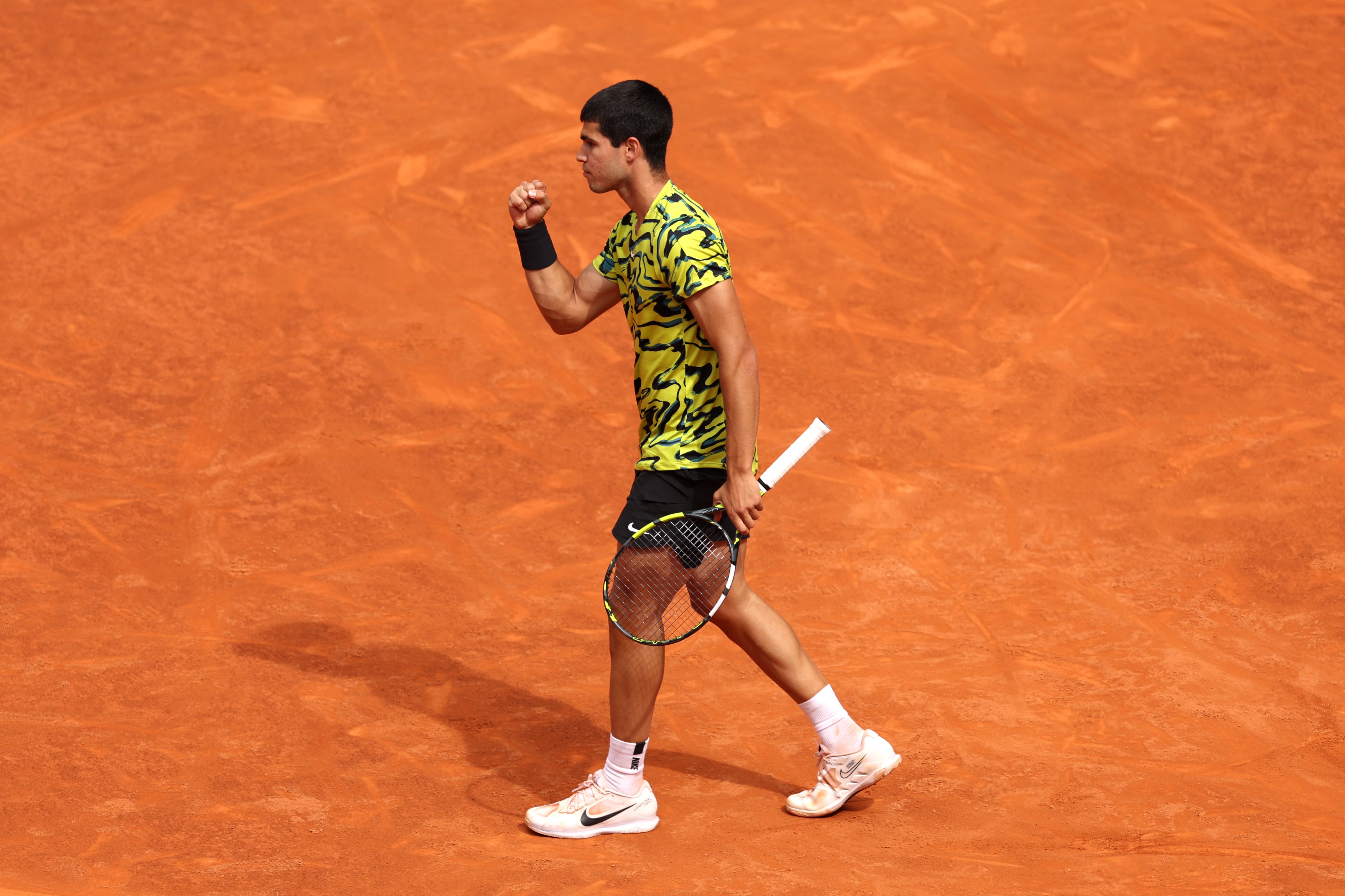 Alcaraz celebra un punto ante Zverev.