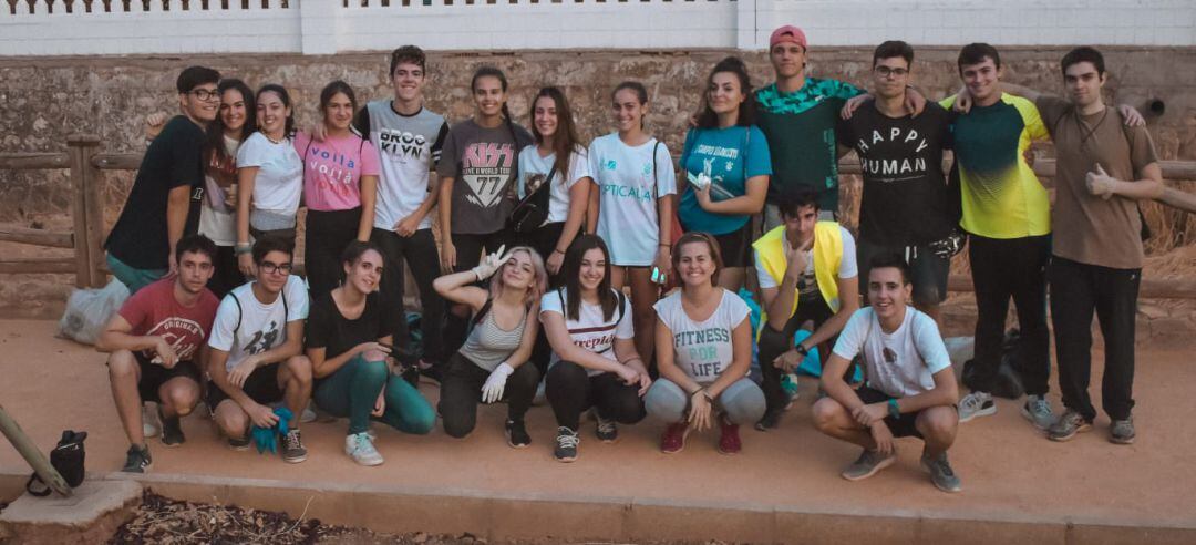 Algunos de los jóvenes que han participado en la primera batida de limpieza del río Azuer de Manzanares (Ciudad Real) 