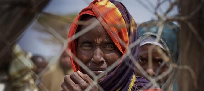 Refugiados somalíes recién llegados en frente de su tienda de campaña en el campamento de Dagahaley, uno de los tres campos de refugiados en Dadaab, Kenya.