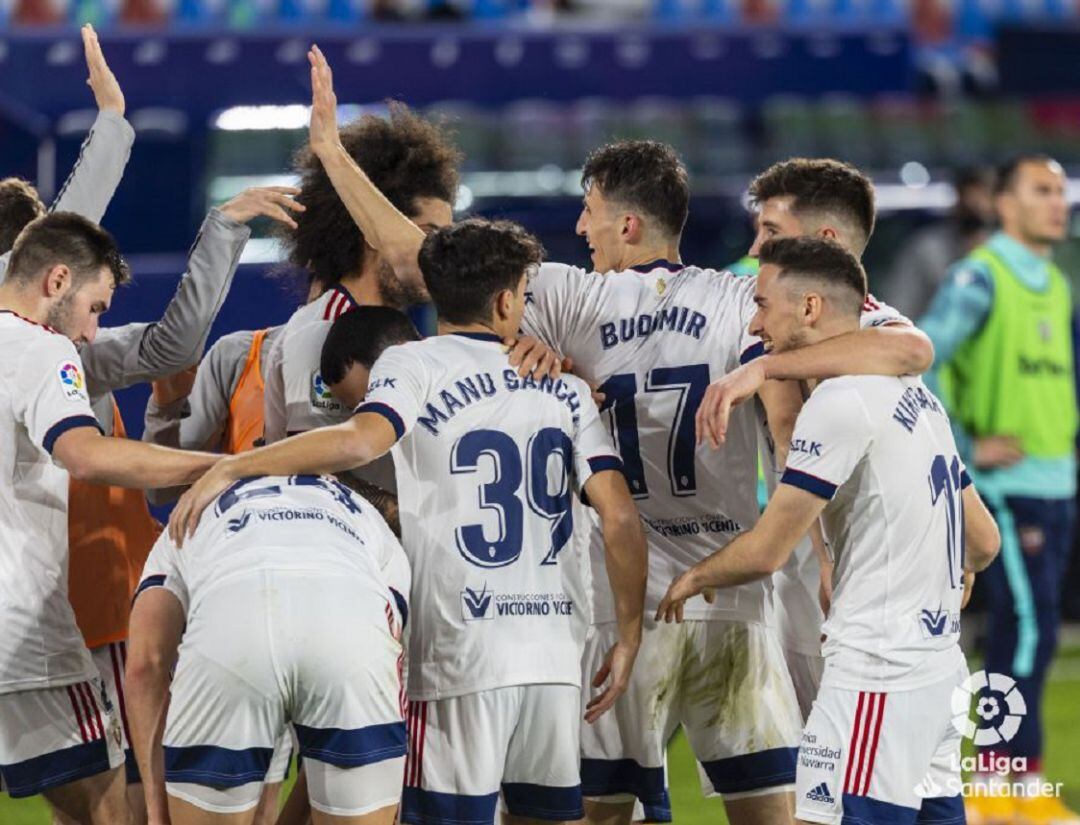 Budimir y Barja protagonistas del gol de la victoria en el Ciutat de Valencia felicitados por sus compañeros 