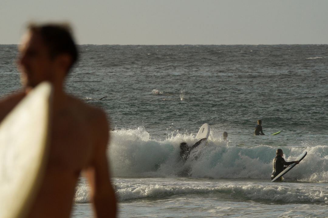 Puedes hacer surf en la fase 0 pero las playas están cerradas hasta la fase 3, según los documentos de Sanidad