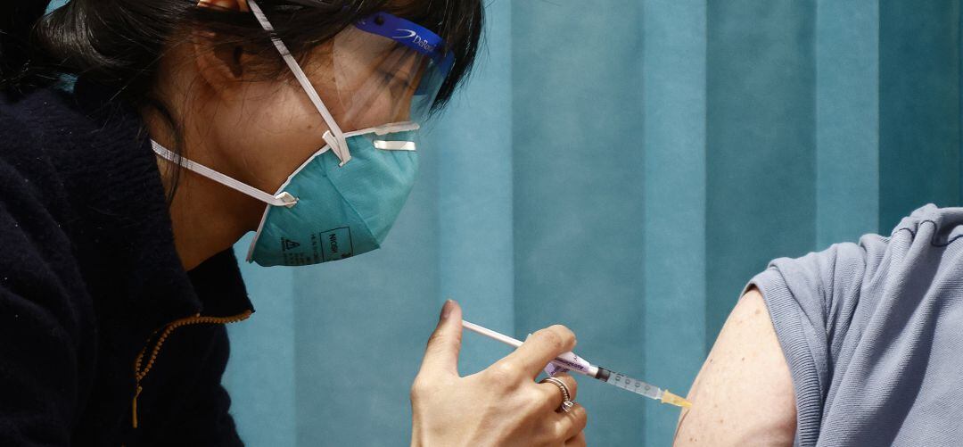 Una persona recibe la vacuna de Astrazeneca