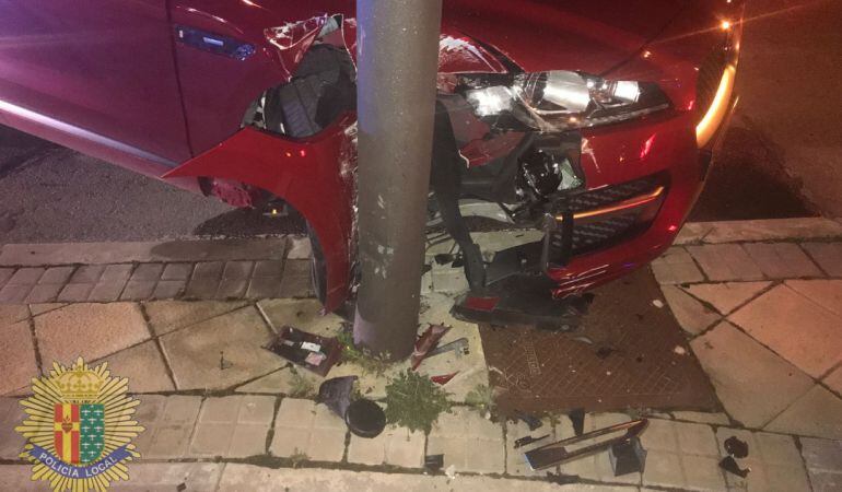 Impacto contra una farola en el barrio  de La Alhóndiga