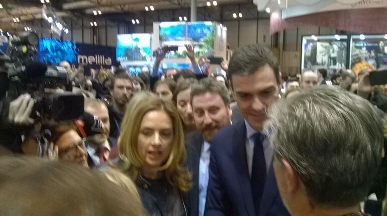 El líder del PSOE, Pedro Sánchez, ha visitado hoy el stand de Aragón en FITUR
