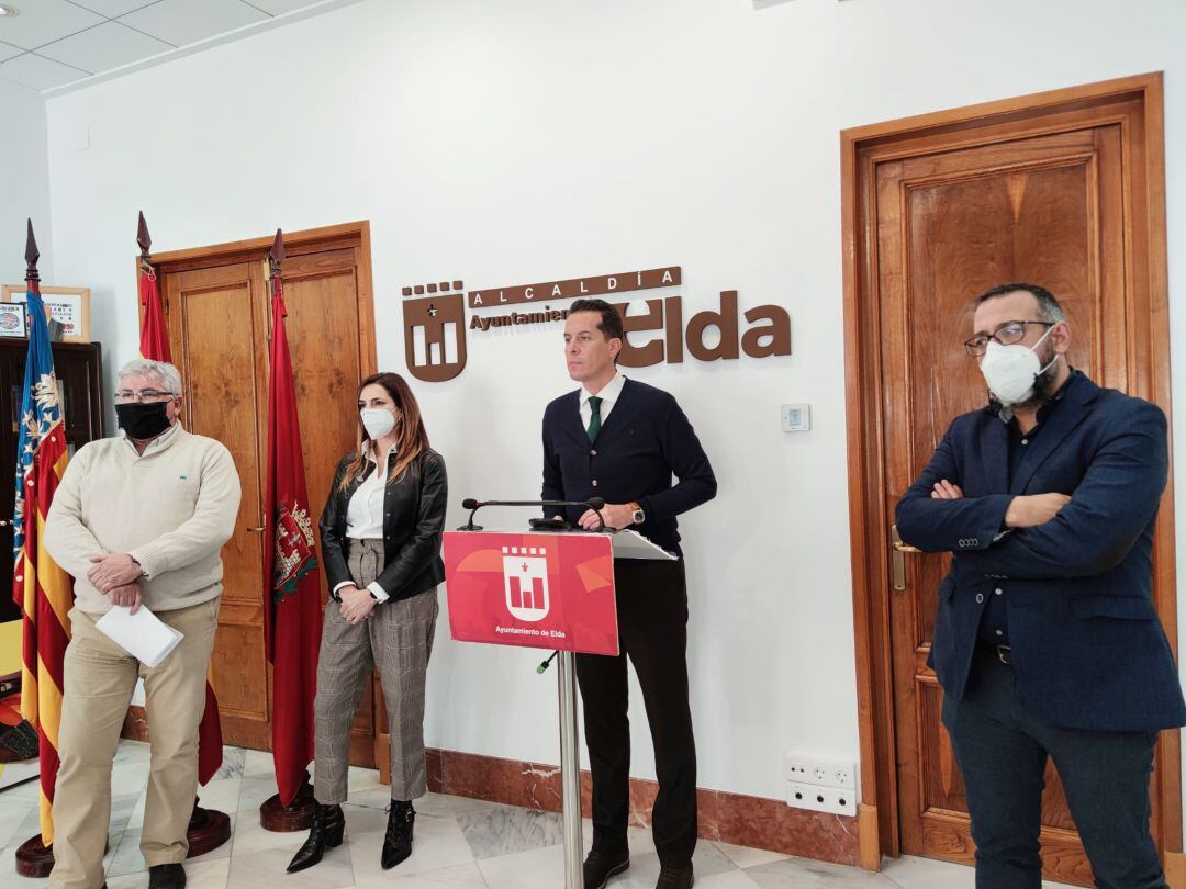 Técnicos junto con el alcalde y el concejales de Servicios Públicos de Elda