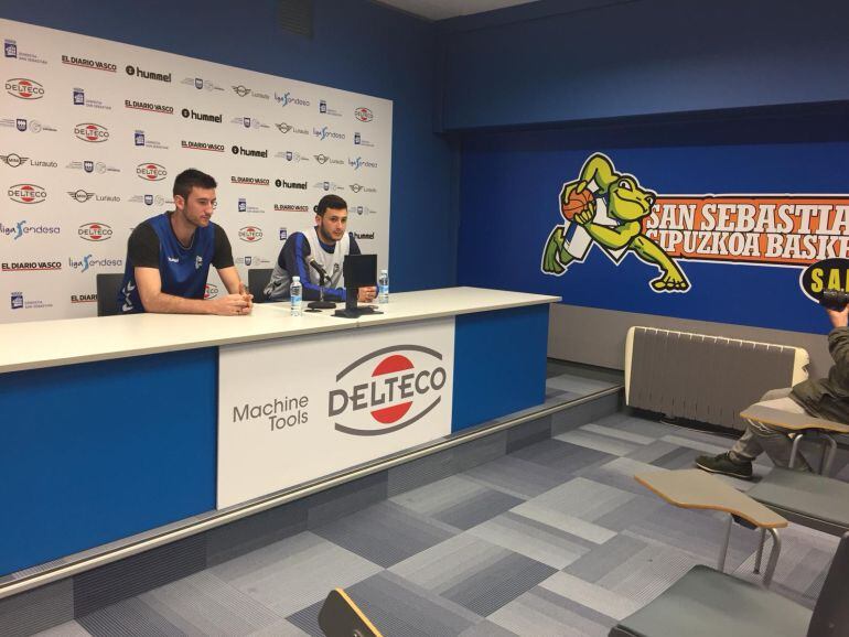 Joan Pardina y Xabi Oroz comparecen en Illunbe en la rueda de prensa previa al partido del domingo ante el Burgos.