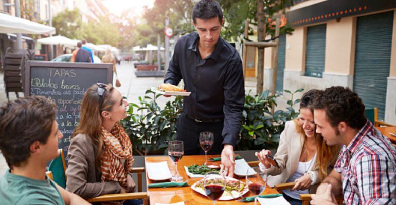 El sector servicios aportó la mitad de la creación de empleo en mayo