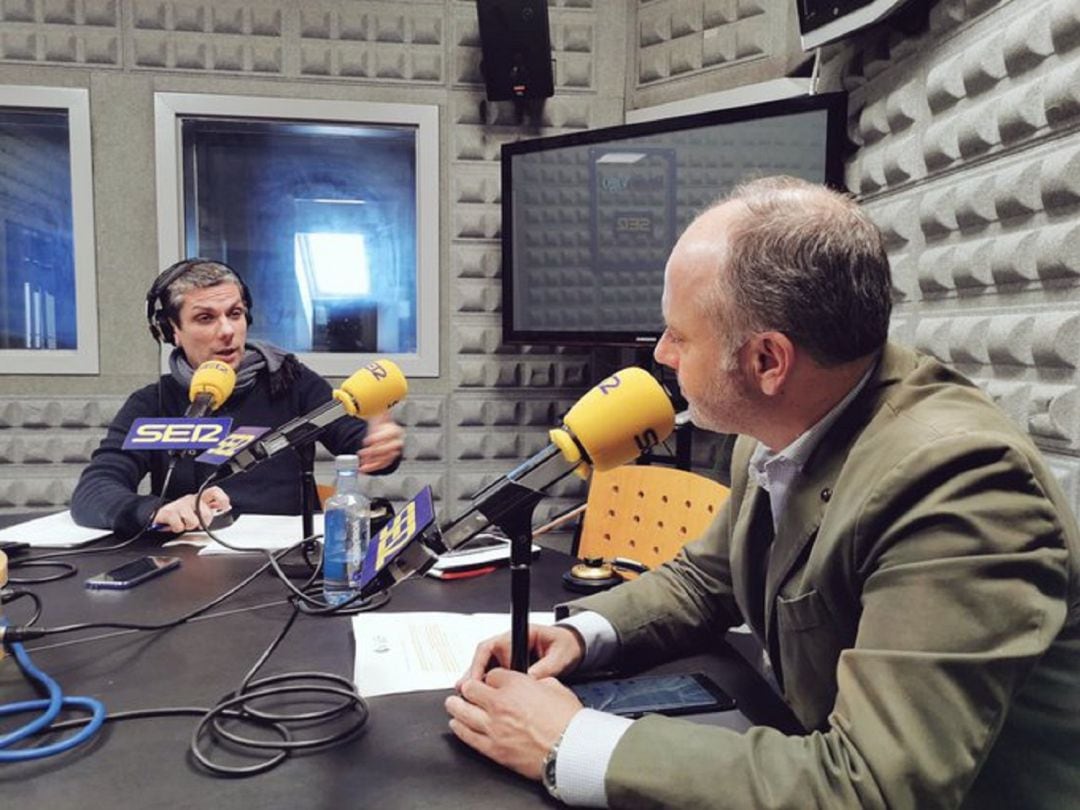 David Regades en los estudios de Radio Vigo