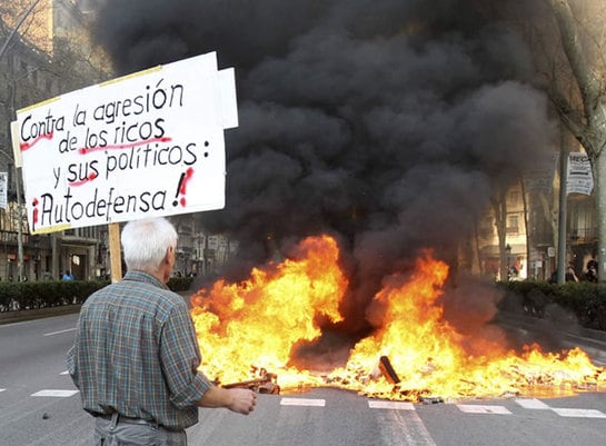 Enfrentamiento con los Mossos en el centro de Barcelona en una marcha paralela a la convocada por los sindicatos