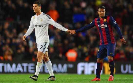 Rafinha saluda a Cristiano Ronaldo en un Clásico.