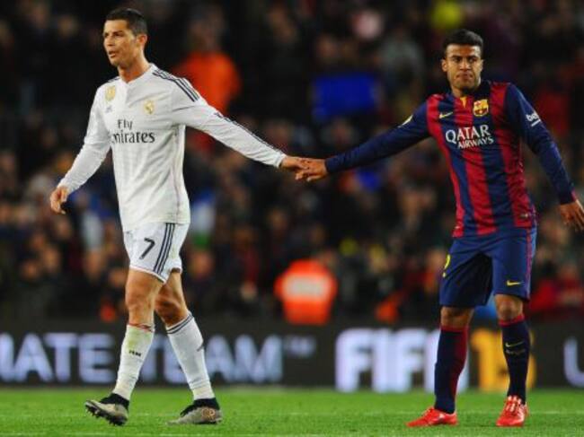 Rafinha saluda a Cristiano Ronaldo en un Clásico.
