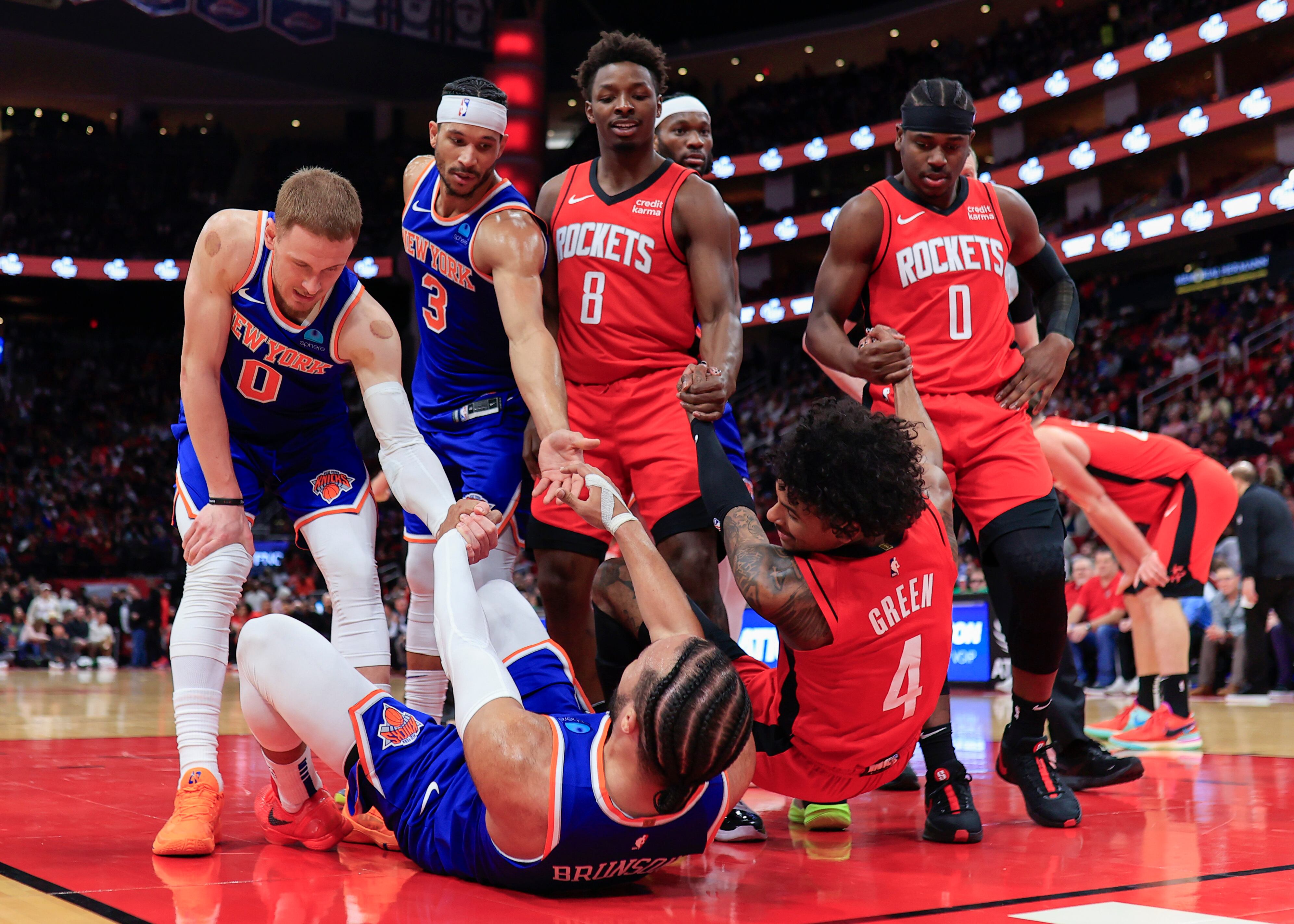 Jalen Brunson, de los New York Knicks, en el suelo tras un choque en el partido contra Houston Rockets