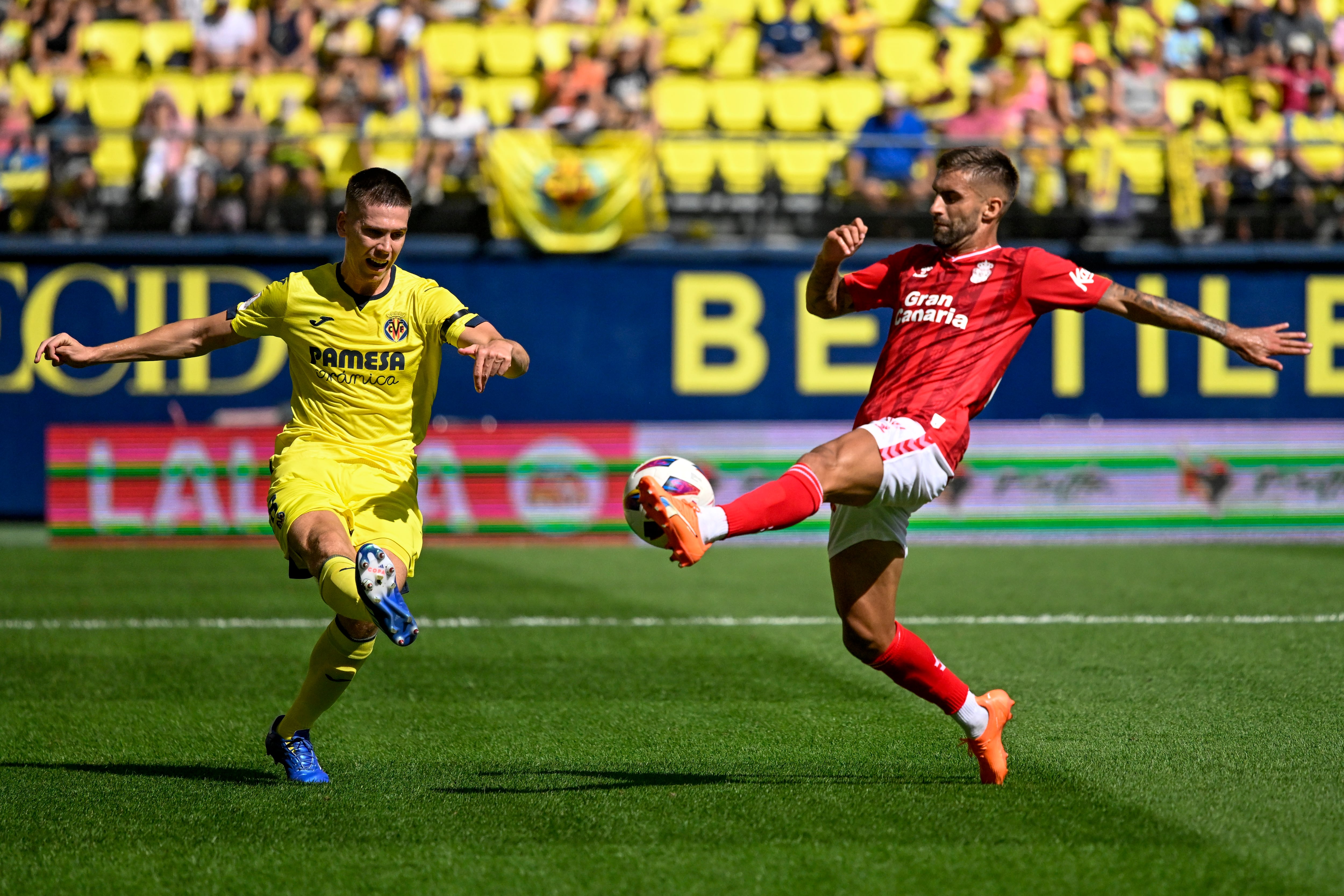 VILLARREAL (CASTELLÓN), 08/10/2023.-  El defensa argentino del Villarreal Juan Foyth (i) disputa una posesión ante Pejiño, centrocampista de la UD Las Palmas durante el partido correspondiente a la jornada 9 de LaLiga que disputan Villarreal y UD Las Palmas este domingo en el estadio de La Cerámica. EFE/ Andreu Esteban
