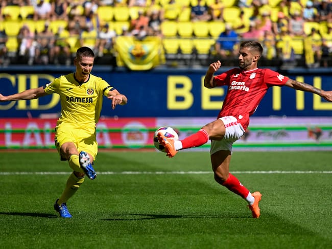 VILLARREAL (CASTELLÓN), 08/10/2023.- El defensa argentino del Villarreal Juan Foyth (i) disputa una posesión ante Pejiño, centrocampista de la UD Las Palmas durante el partido correspondiente a la jornada 9 de LaLiga que disputan Villarreal y UD Las Palmas este domingo en el estadio de La Cerámica. EFE/ Andreu Esteban