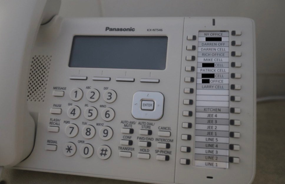 Un teléfono fijo en la mansión de Epstein muestra varios nombres de pila en marcación rápida