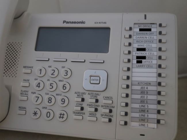 Un teléfono fijo en la mansión de Epstein muestra varios nombres de pila en marcación rápida