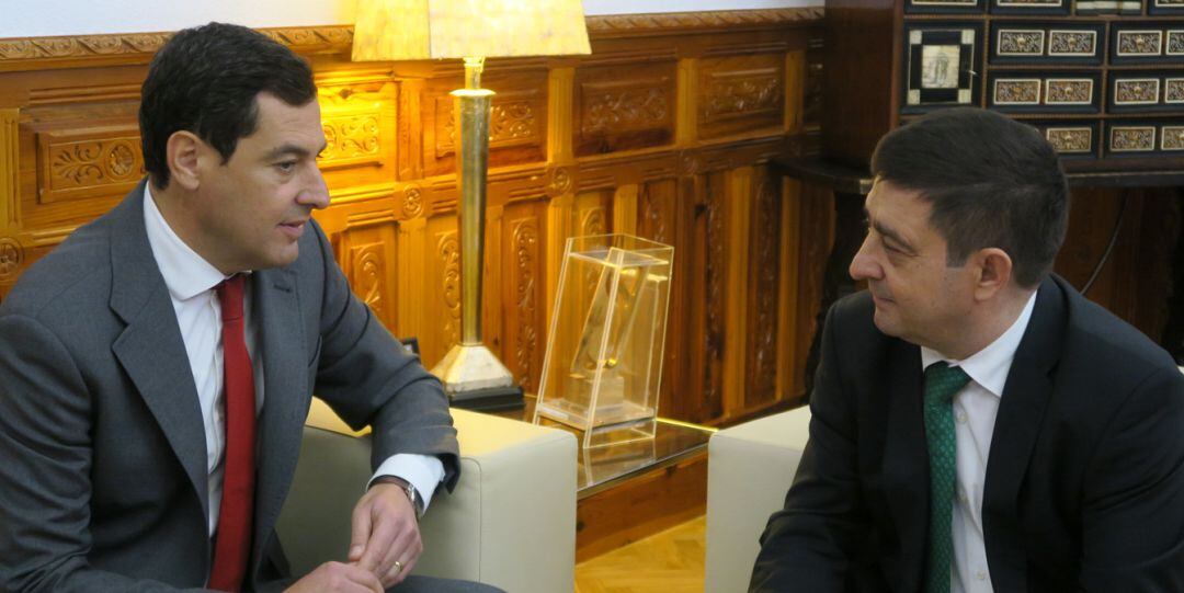 El presidente de la Junta de Andalucía, Juan Manuel Moreno, en la reunión con el presidente de la Diputación Provincial de Jaén, Francisco Reyes, en el mes de marzo.