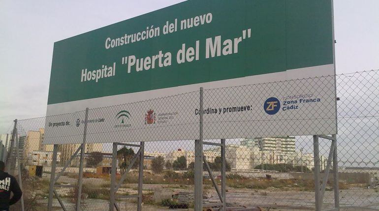 Imagen del solar del paralizado nuevo hospital de Cádiz donde el Ayuntamiento quiere una bolsa de aparcamientos.