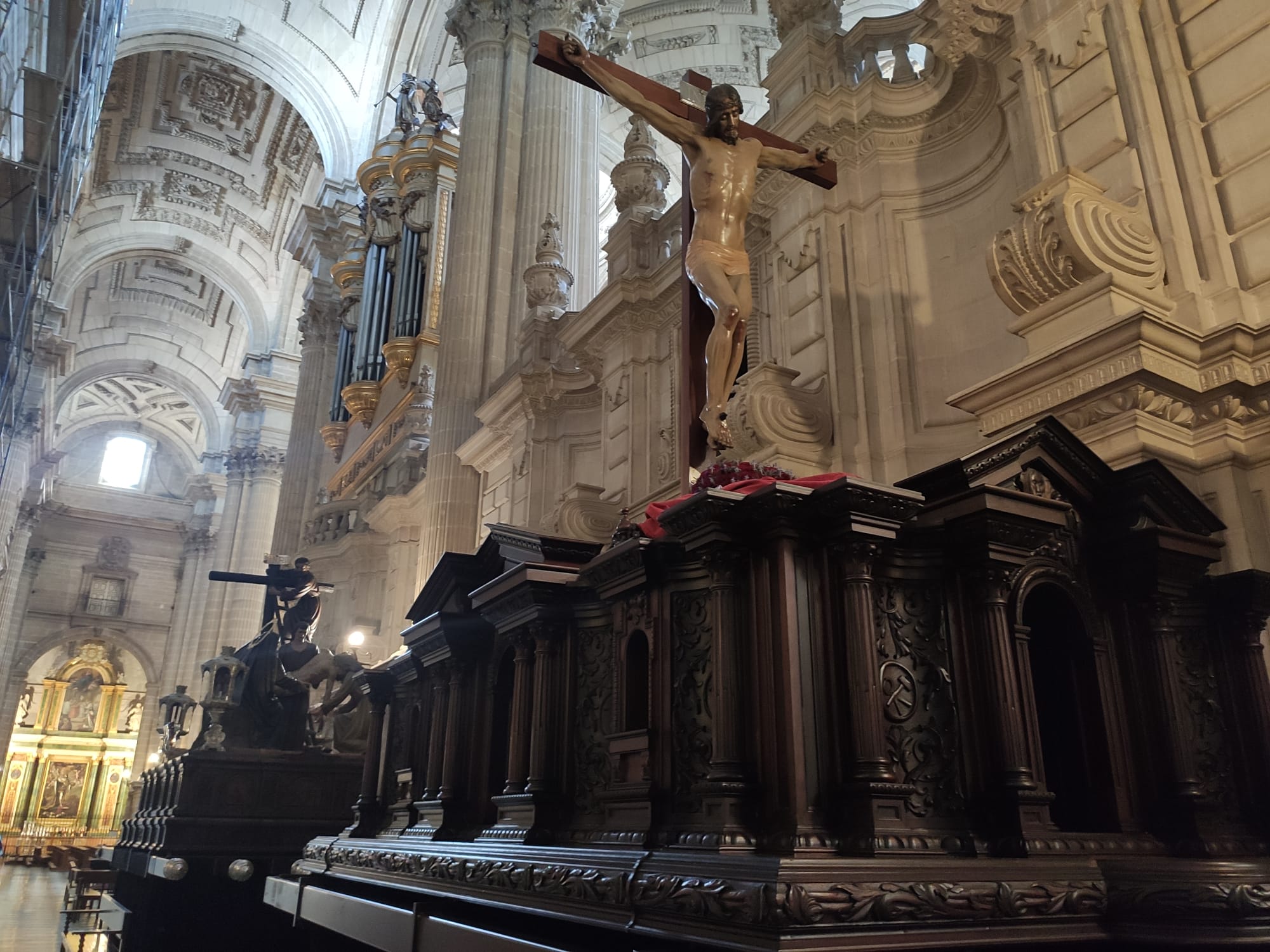 Los tronos de la Cofradía de la Buena Muerte preparados, con sus Titulares, en las naves del templo catedralicio de Jaén