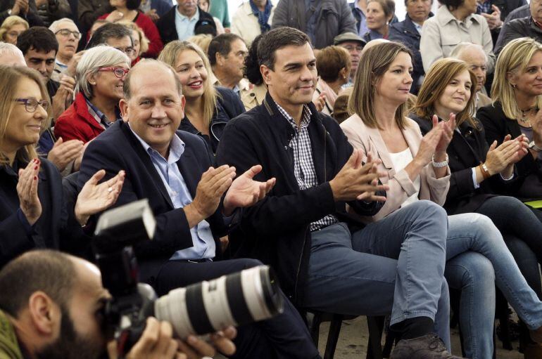 El secretario general del PSOE, Pedro Sánchez, acompañado por el candidato a la Presidencia de la Xunta, Xoaquín Fernández Leiceaga (i), y la alcaldesa de Lugo, Lara Méndez (3d), durante un acto de campaña electoral celebrado hoy en Lugo.