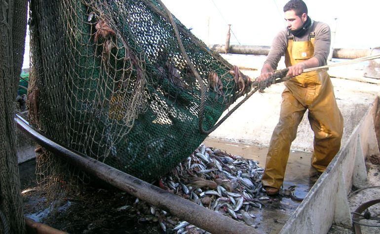 un pescador descarga las redes