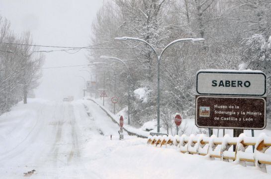 GRA611. SABERO (LEÓN), 04/02/2015.- El temporal de nieve y frio que afecta a toda la península, ha dejado importantes nevadas en la localidad leonesa de Sabero. EFE/J.Casares.