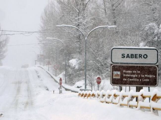 GRA611. SABERO (LEÓN), 04/02/2015.- El temporal de nieve y frio que afecta a toda la península, ha dejado importantes nevadas en la localidad leonesa de Sabero. EFE/J.Casares.