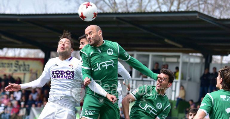 El ex del Real Jaén, Óscar Quesada, pelea por el balón durante el partido.