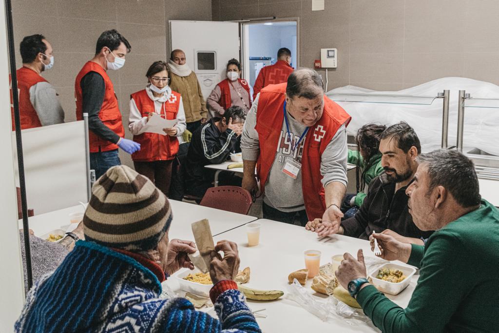 Una fría noche en el CAES, uno de los cuarteles de invierno de las personas sin techo de València