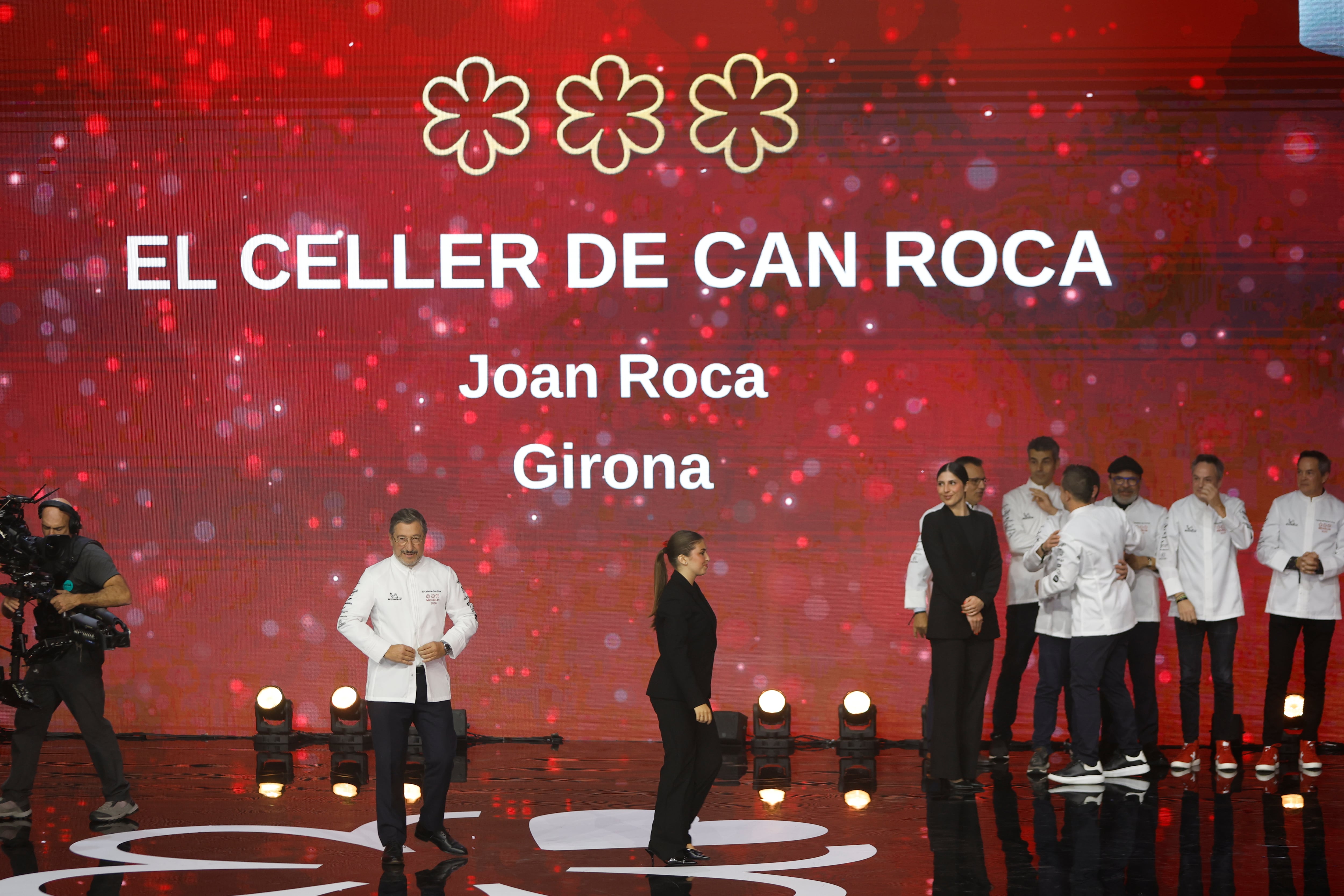 MÁLAGA, 25/11/2025.- El restaurante El Celler de Can Roca , de Joan Roca, en Girona, recibe tres estrellas Michelín durante la gala de entrega de las Estrellas Michelín 2026, este martes en Málaga. EFE/Jorge Zapata
